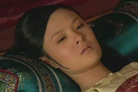 《甄嬛传》但凡曹贵人没死，甄嬛都活不过滴血认亲，她是为何非死不可呢？