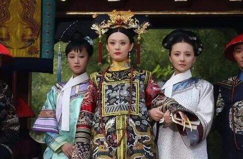《甄嬛传》甄家被流放宁古塔,娇俏可人的玉娆为何安然无恙,原来背后有人保护!