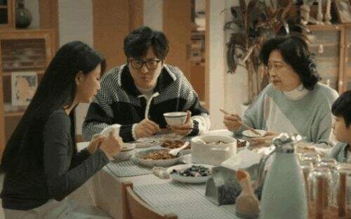 《小夫妻》播出再添新讨论，女主吃戏穿帮引热议，观众：不会演别尬演