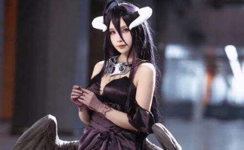 喵喵大魔王COS雅儿贝德，妖娆身姿十足魅惑，小表情太迷人，简直是“魅魔本魔”