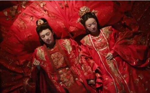 《春花焰》大结局强行BE收尾,开头一群人,结尾一堆坟,连配角都没放过