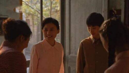 《小巷人家》直到鹏飞当了老板才明白,困住母亲的竟是外公外婆的偏心