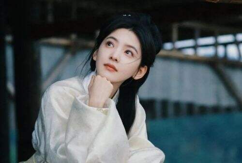 《雨霖铃》未播先火，原本冲着男主来的，没想到被28岁女主给惊艳了