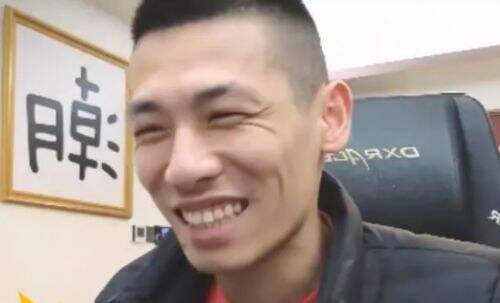 旭旭宝宝直播送手机,被带节奏质疑有“黑幕”,回应称脑子不好没办法