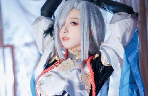 《原神》申鹤COS:肤白貌美身材佳,回眸一笑太魅惑,谁能不喜欢呢
