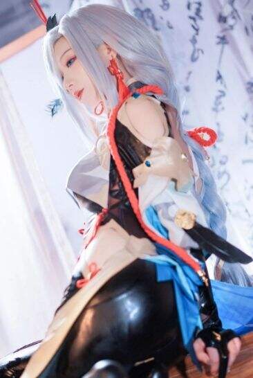 《原神》申鹤COS:肤白貌美身材佳,回眸一笑太魅惑,谁能不喜欢呢