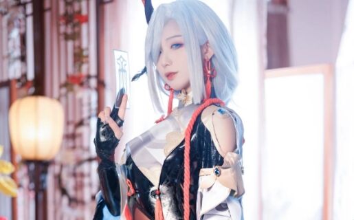 《原神》申鹤COS:肤白貌美身材佳,回眸一笑太魅惑,谁能不喜欢呢