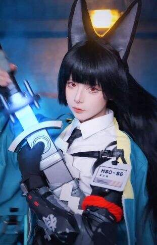 腥味猫罐COS《绝区零》星见雅:黑袜长腿太吸睛,拔剑动作也太飒了