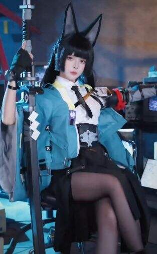 腥味猫罐COS《绝区零》星见雅:黑袜长腿太吸睛,拔剑动作也太飒了