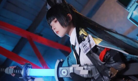 腥味猫罐COS《绝区零》星见雅:黑袜长腿太吸睛,拔剑动作也太飒了