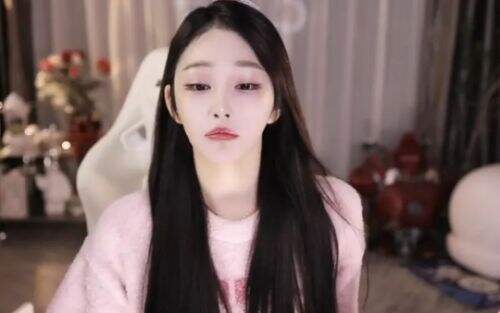 美女主播称自己年龄大感到焦虑,被问及结婚问题,直言宁愿穷也不将就
