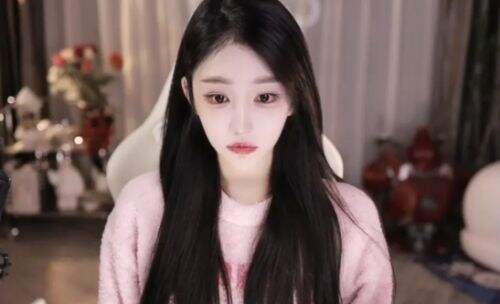 美女主播称自己年龄大感到焦虑,被问及结婚问题,直言宁愿穷也不将就