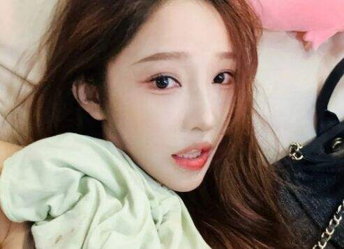 美女主播称自己年龄大感到焦虑,被问及结婚问题,直言宁愿穷也不将就