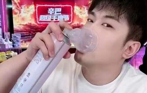辛巴直播自曝患病,需要靠吸氧来缓解,被告诫身体状况堪忧