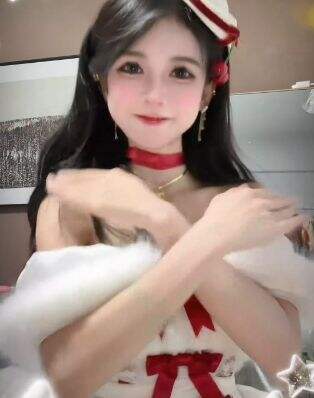 狗头萝莉晒圣诞美照，白红礼服太亮眼，引路人频频回头，身材太赞