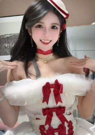 狗头萝莉晒圣诞美照，白红礼服太亮眼，引路人频频回头，身材太赞