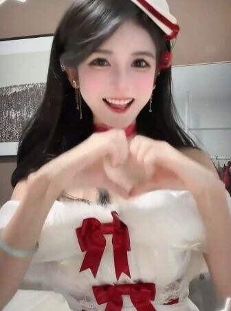 狗头萝莉晒圣诞美照，白红礼服太亮眼，引路人频频回头，身材太赞