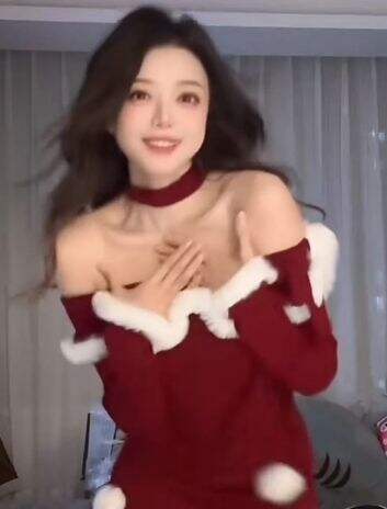 LPL女主持晒圣诞美照，Rita可爱，余霜成熟，骆歆红衣黑袜跳舞助兴