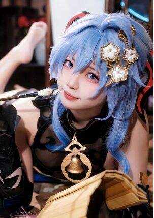 《原神》甘雨绝美COS:旗袍秘书风韵十足,美艳动人,谁不喜欢王小美
