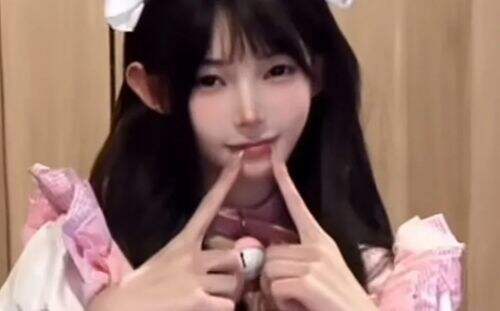 童锦程旗下多名女主播被禁,官方质疑其存在违规,目前已在调查中