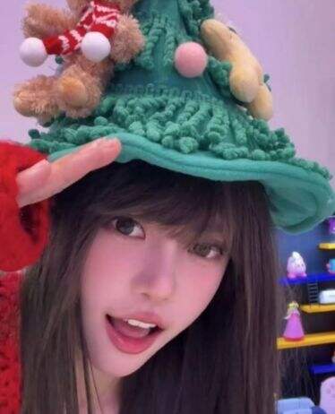 周淑怡晒圣诞美照,一身圣诞树装扮引热议,网友:怎么不COS小麋鹿
