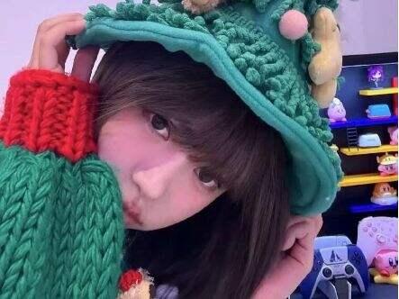 周淑怡晒圣诞美照,一身圣诞树装扮引热议,网友:怎么不COS小麋鹿