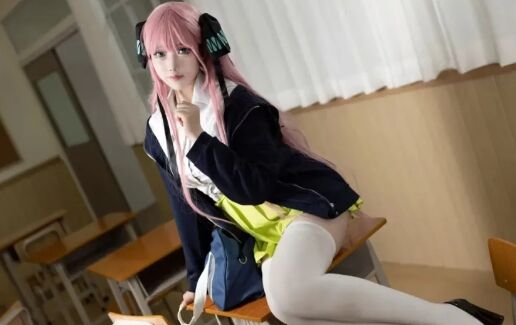 《五等分的花嫁》中野二乃COS:粉色长发,白袜过膝,教室中的二次元精
