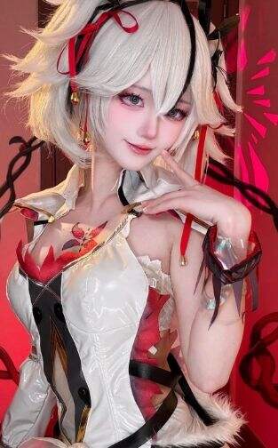 《鸣潮》椿超还原COS:小姐姐神仙颜值太好看,表情神态诱惑满满