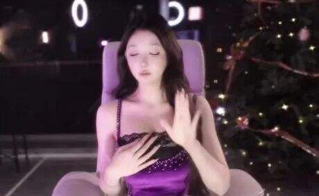 米娜穿紫色礼裙直播,讲述和LPL职业选手相约喝酒,称mlxg酒量太菜了