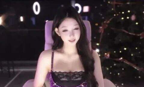 米娜穿紫色礼裙直播,讲述和LPL职业选手相约喝酒,称mlxg酒量太菜了