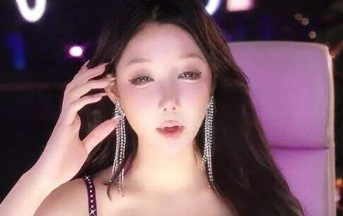 米娜穿紫色礼裙直播,讲述和LPL职业选手相约喝酒,称mlxg酒量太菜了