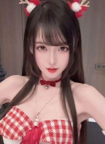腐团儿COS圣诞小鹿,大长腿十分迷人,网友:不愧是宅男女神