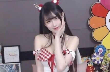 腐团儿COS圣诞小鹿,大长腿十分迷人,网友:不愧是宅男女神