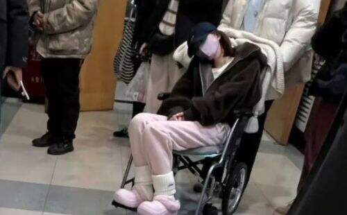 知名女星坐轮椅上医院引热议,工作室公布病情内幕,将暂停所有工作