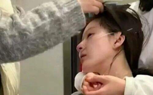 知名女星坐轮椅上医院引热议,工作室公布病情内幕,将暂停所有工作
