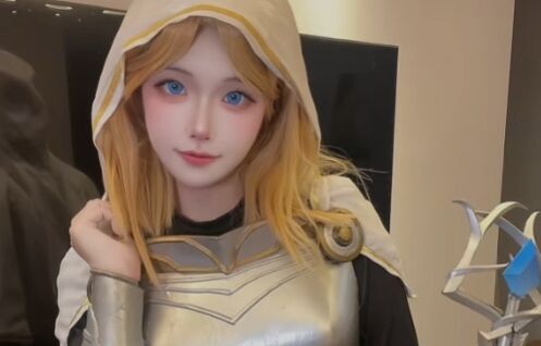 LOL拉克丝原皮COS:肤白貌美,金发蓝眼,还原度极高,小姐姐太好看