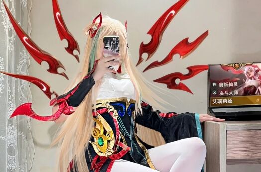 LOL刀妹剪纸仙灵COS:白袜长腿太好看,还原度极高,很难让人不喜欢