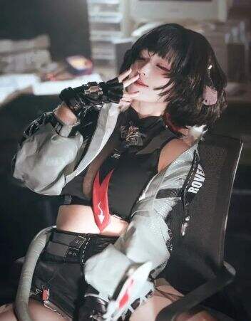 《绝区零》简杜COS：傲人身材，精致脸庞，妩媚大姐姐让人怦然心动
