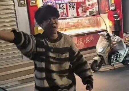 百万网红帮女友涨粉300万,不料反被送“青青草原”,街头怒骂引热议