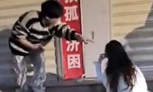 百万网红帮女友涨粉300万,不料反被送“青青草原”,街头怒骂引热议