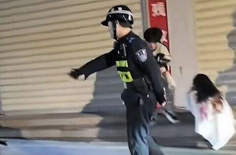 百万网红帮女友涨粉300万,不料反被送“青青草原”,街头怒骂引热议