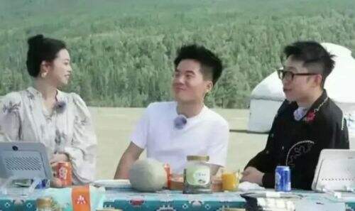 董宇辉自掏腰包办跨年晚会,声势浩大令人震惊,看来是真赚到钱了