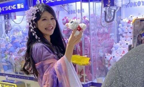 狗头萝莉喜获粉丝送礼,穿紫色古风装表达感谢,身材太好令人羡慕