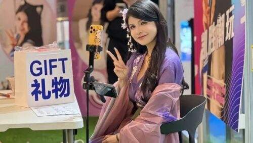 狗头萝莉喜获粉丝送礼,穿紫色古风装表达感谢,身材太好令人羡慕
