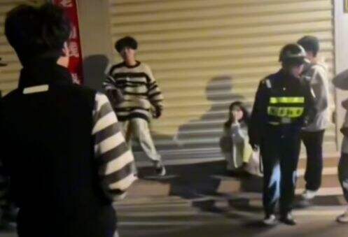 纯爱战士应声倒地,百万粉情感主播遭背叛,千里突击女友当街骂痛哭