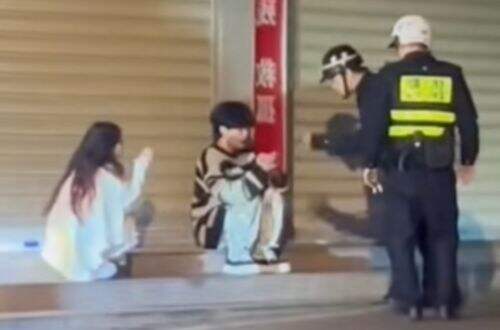 纯爱战士应声倒地,百万粉情感主播遭背叛,千里突击女友当街骂痛哭