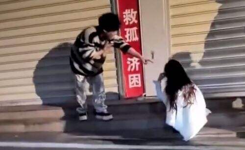 纯爱战士应声倒地,百万粉情感主播遭背叛,千里突击女友当街骂痛哭