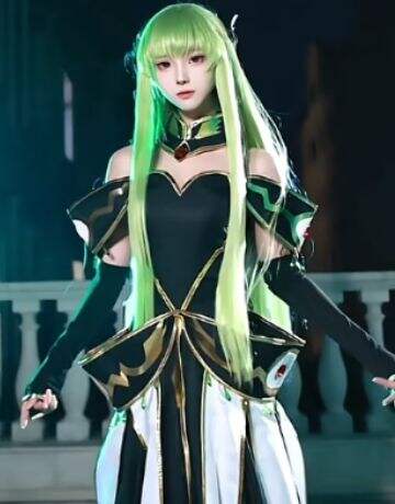 00后小姐姐COS鲁鲁修CC,绿色长发好飘逸,身材曼妙曲线太诱惑