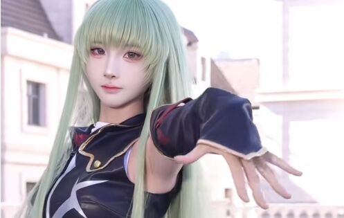 00后小姐姐COS鲁鲁修CC,绿色长发好飘逸,身材曼妙曲线太诱惑