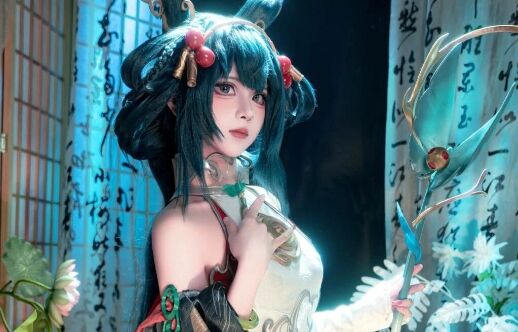 《王者荣耀》公孙离COS:脸庞精致 身姿窈窕,纤纤玉足如莲花初绽